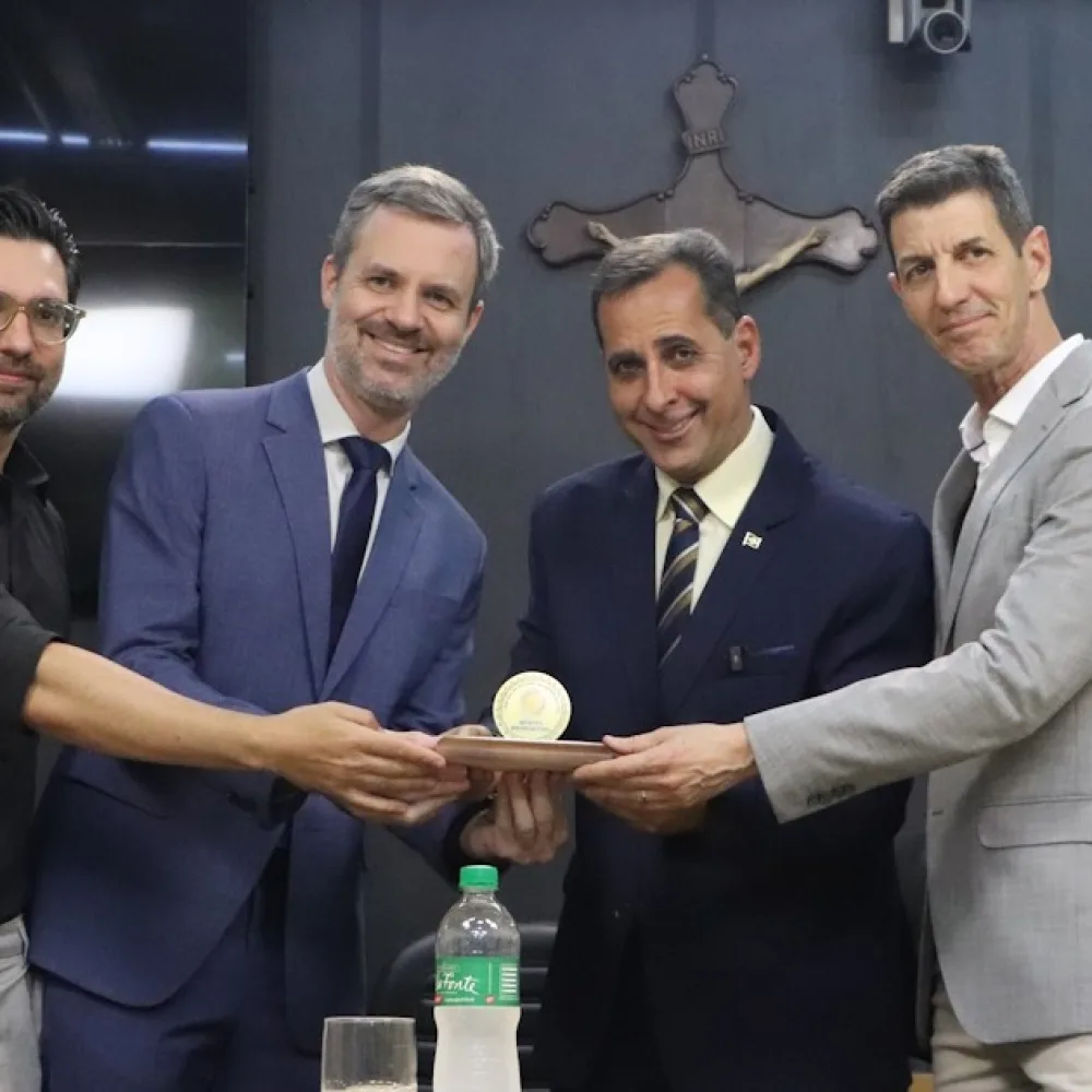 Atleta araraquarense Giovani Peroni é homenageado pelo Poder Legislativo após conquista mundial no beach tennis