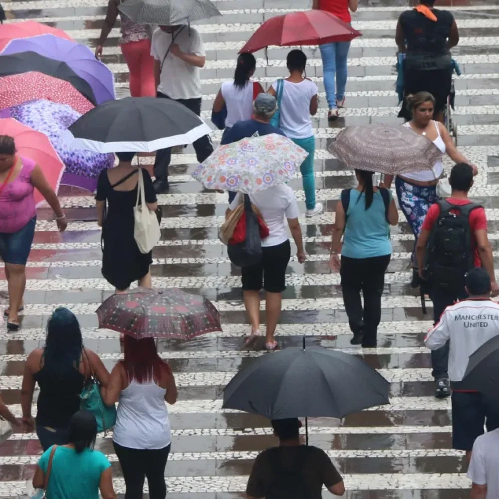 Terça-feira terá queda de temperatura e chuva persistente no estado de São Paulo