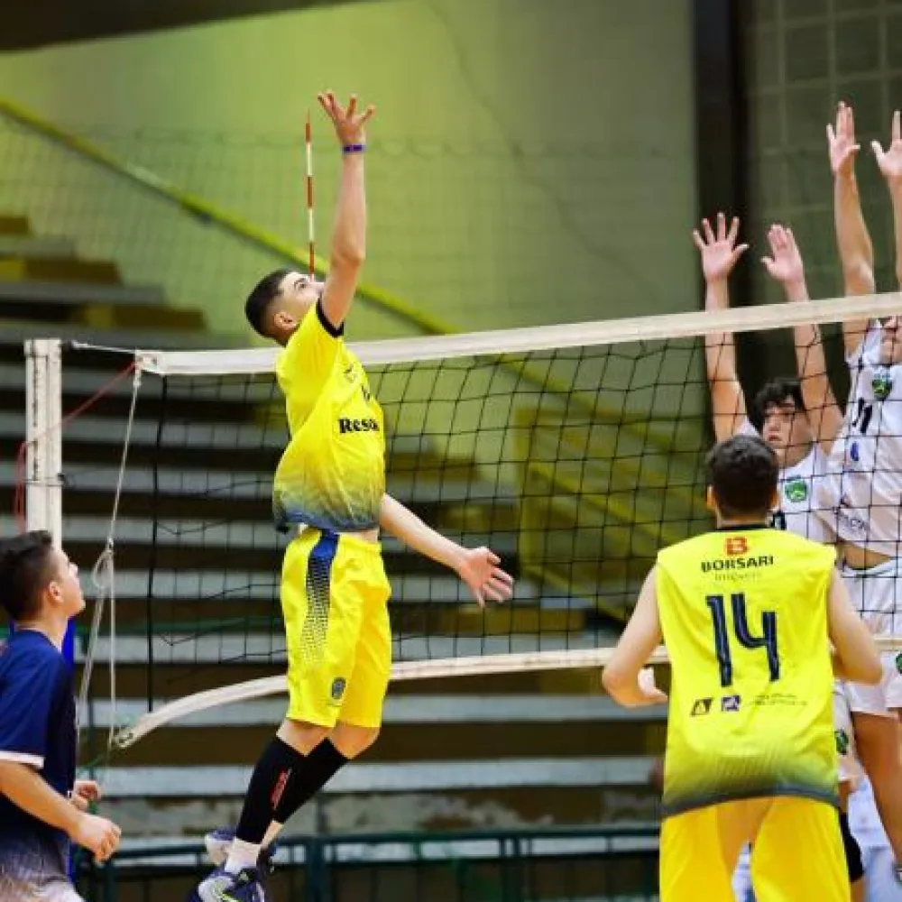 Equipe masculina sub-19 de Araraquara supera Americana e avança na Liga Regional de Vôlei