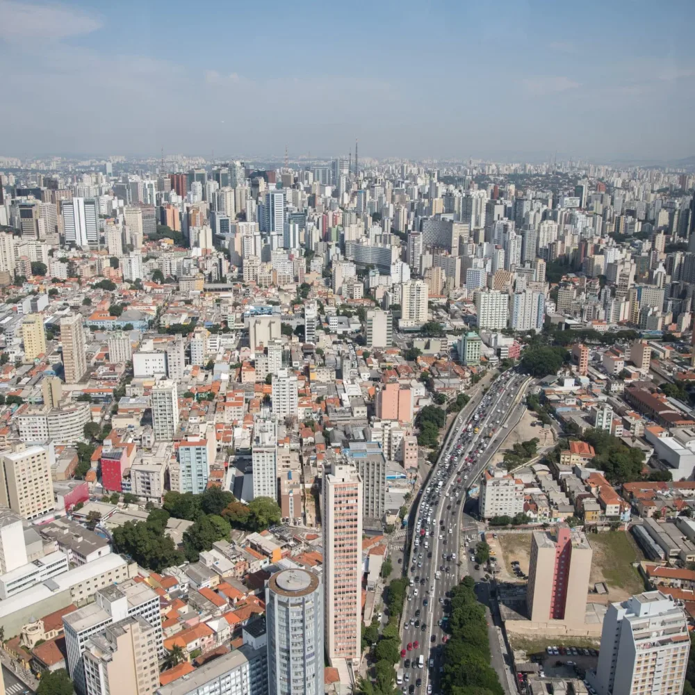 Frente fria se afasta, mas umidade mantém clima ameno e riscos de instabilidade em São Paulo